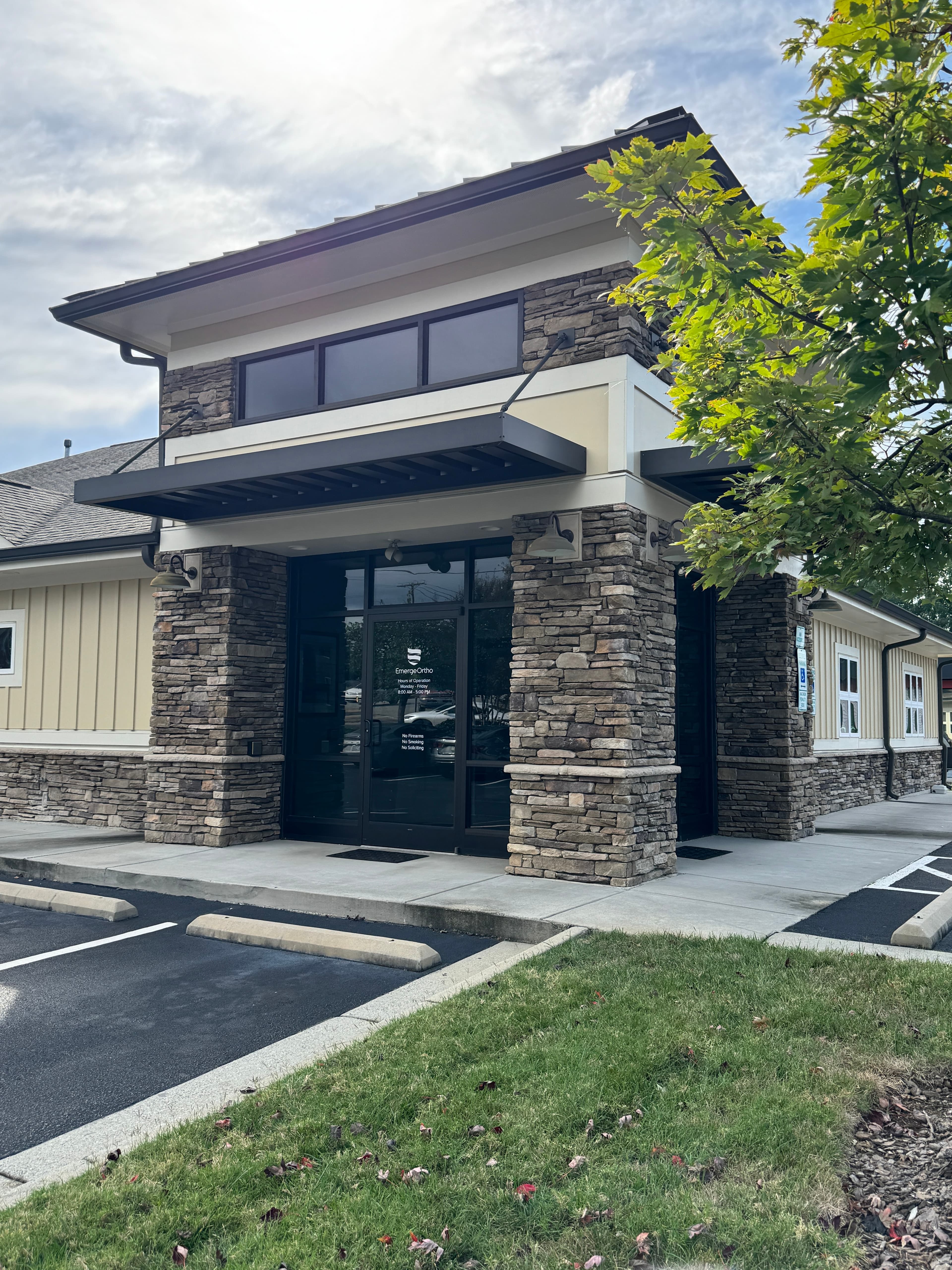 EmergeOrtho Greensboro Orthopedic Clinic on Wendover - Doctor in Greensboro, NC