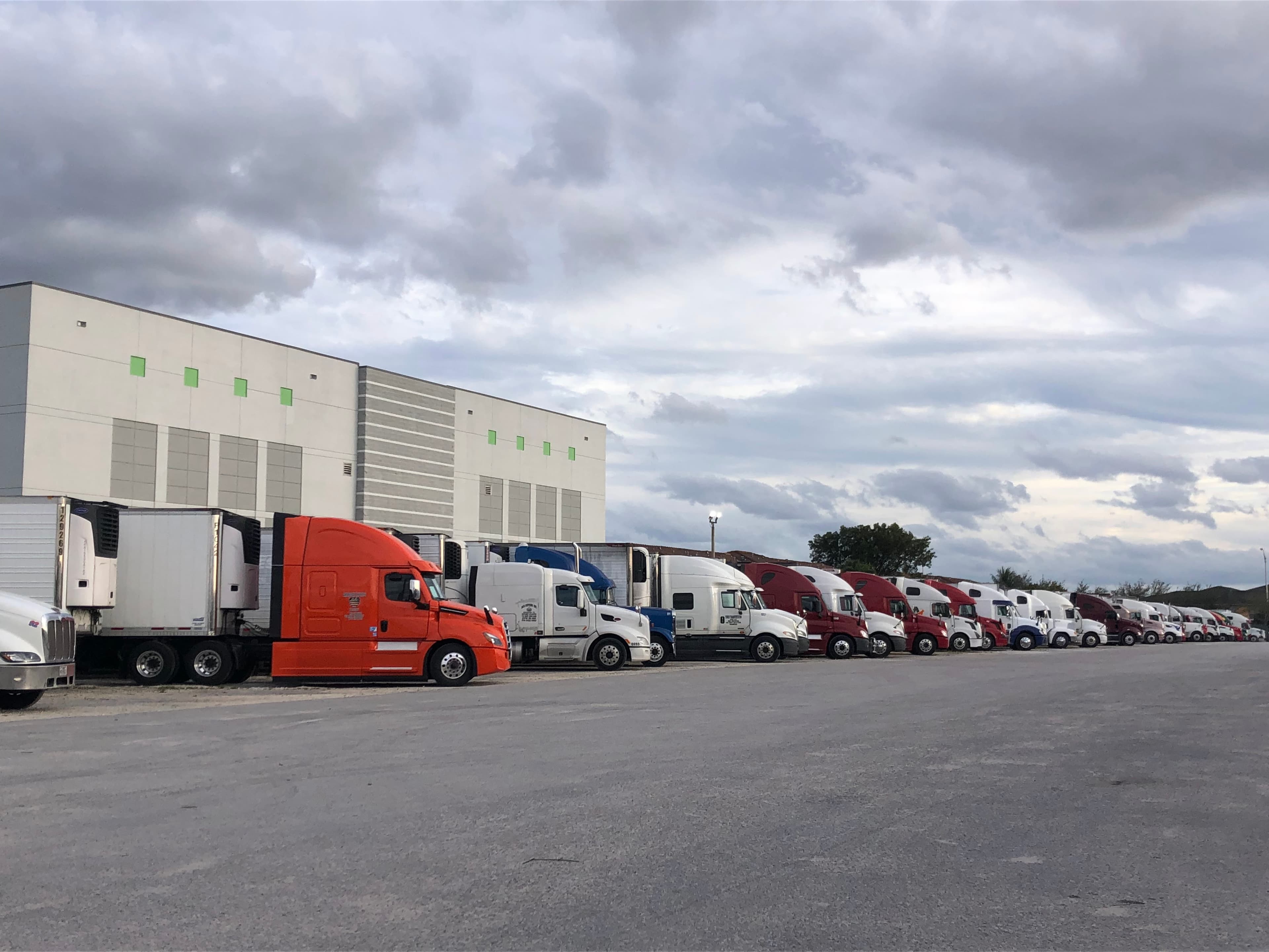 Yareinca - Truck & Trailer Parking lot 24hrs Service - Parking in Hialeah, FL